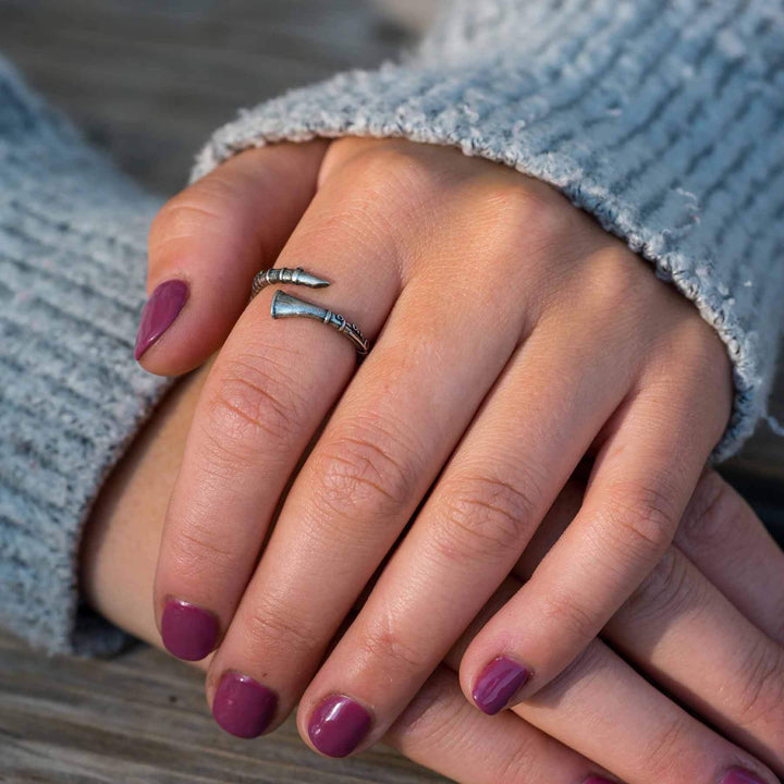 Stylish Clarinet Wrap Ring for Music Lovers - Wearing Felicity Clarinet-Wrap-Ring-02 Wear Felicity