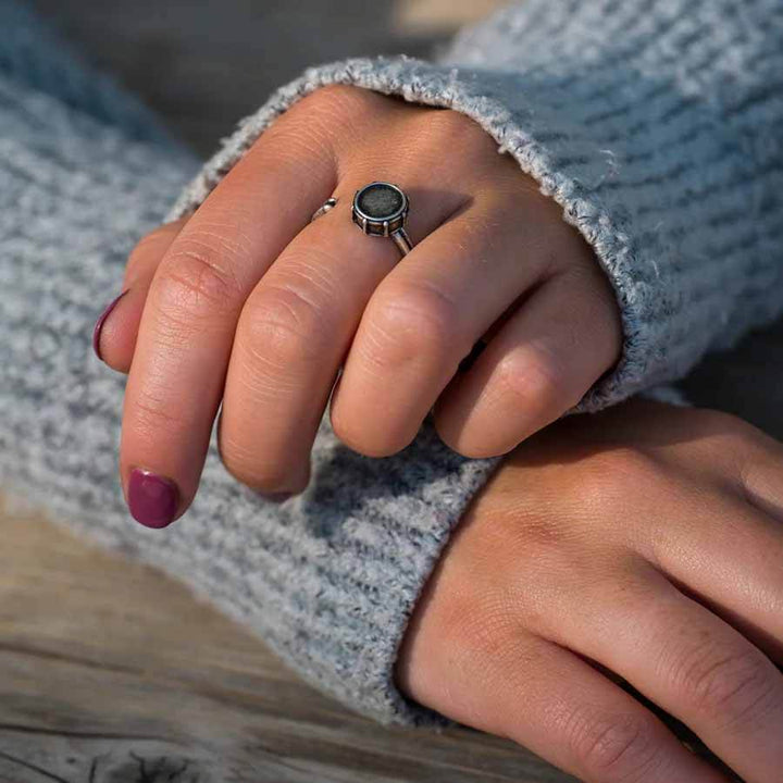 Stylish Drum Wrap Ring for Music Lovers - Wearing Felicity Drum-Wrap-Ring-02 Wear Felicity