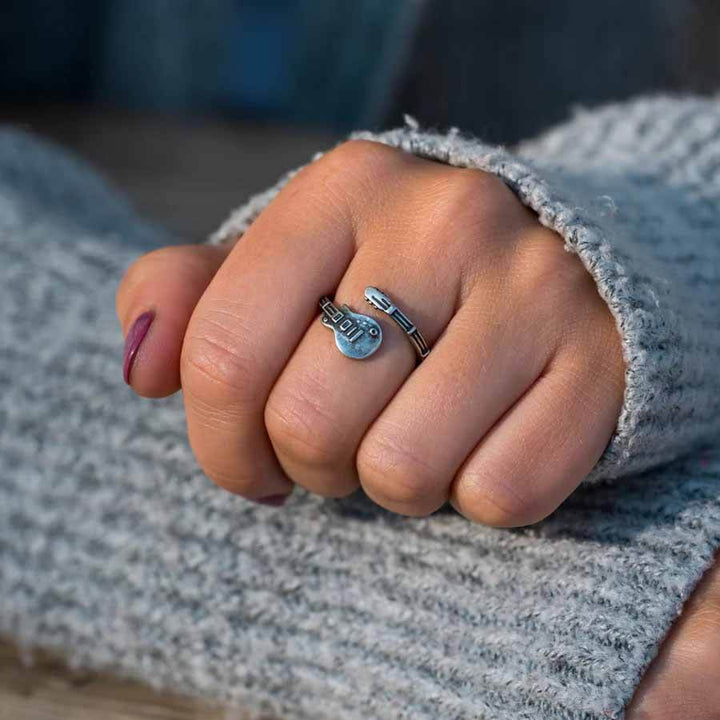 Stylish Guitar Wrap Ring for Music Lovers - Wearing Felicity Guitar-Wrap-Ring-02 Wear Felicity