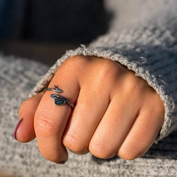 Stylish Saxophone Wrap Ring for Music Lovers - Wearing Felicity Saxophone-Wrap-Ring Wear Felicity