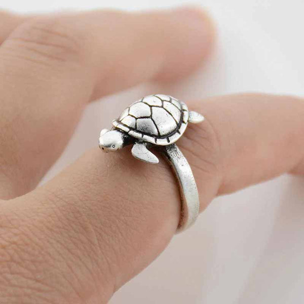 Stylish Turtle Wrap Ring for Animal Lovers - Wearing Felicity Turtle-Wrap-Ring-01 Wear Felicity