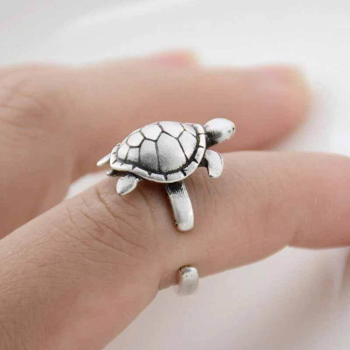 Stylish Turtle Wrap Ring for Animal Lovers - Wearing Felicity Turtle-Wrap-Ring-02 Wear Felicity