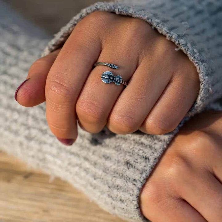 Stylish Violin Wrap Ring for Music Lovers - Wearing Felicity Violin-Wrap-Ring-02 Wear Felicity